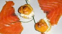 bignè salati con ricotta (squacquerone) e salmone affumicato bignè salati con ricotta (squacquerone) e salmone affumicato