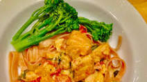 Quick Pasta with Salmon and Tomatoes in Cream Sauce Quick Pasta with Salmon and Tomatoes in Cream Sauce
