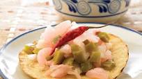 Deliciosas tostadas mexicanas con pata y nopales Deliciosas tostadas mexicanas con pata y nopales