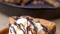 Chocolate Caramel Pizookie (Cookie Pizza!) Chocolate Caramel Pizookie (Cookie Pizza!)