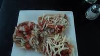 Tostadas de cueritos encurtidos, salsa de birria y queso rallado rancheras. México Tostadas de cueritos encurtidos, salsa de birria y queso rallado rancheras. México