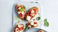 Bruschetta mit Ziegenkäse und Frühlingslauch Bruschetta mit Ziegenkäse und Frühlingslauch