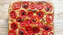 FOCACCIA ALTA DI PATATE CON POMODORI E BASILICO FOCACCIA ALTA DI PATATE CON POMODORI E BASILICO