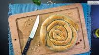Spanakopita o pastel griego de espinacas, pasas y queso feta, receta vegetariana (que os traemos en vídeo) Spanakopita o pastel griego de espinacas, pasas y queso feta, receta vegetariana (que os traemos en vídeo)