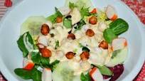 Ensalada de garbanzos tostados aromáticos, mix de lechugas y salsa de yogur Ensalada de garbanzos tostados aromáticos, mix de lechugas y salsa de yogur