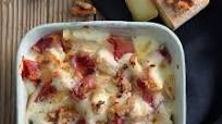 Antipasto gratinato di pere, taleggio e speck Antipasto gratinato di pere, taleggio e speck