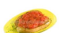 Tostadas de pan con tomate y finas hierbas Tostadas de pan con tomate y finas hierbas