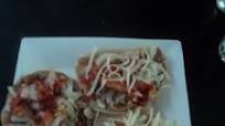 Tostadas de cueritos encurtidos, salsa de birria y queso rallado rancheras. México Tostadas de cueritos encurtidos, salsa de birria y queso rallado rancheras. México
