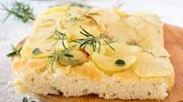 FOCACCIA CON PATATE E ROSMARINO FOCACCIA CON PATATE E ROSMARINO