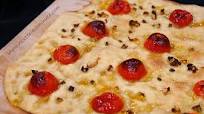 Focaccia alla genovese con pomodorini e cipolla Focaccia alla genovese con pomodorini e cipolla