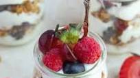 Fruit and Yogurt Parfait with Frozen Grapes Fruit and Yogurt Parfait with Frozen Grapes