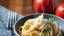 Aglio e Olio with Fresh Tomatoes (Pasta with Garlic and Oil) Aglio e Olio with Fresh Tomatoes (Pasta with Garlic and Oil)