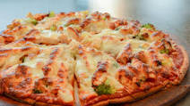 Hawaiian Chicken & Caramelized Onion Pizza Hawaiian Chicken & Caramelized Onion Pizza