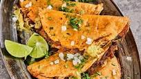 Quesadillas de birria doraditas con queso Quesadillas de birria doraditas con queso