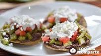 Tostadas de nopales con frijoles Tostadas de nopales con frijoles