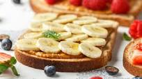 Receta de Tostadas de plátano, cacao, frutos secos y canela Receta de Tostadas de plátano, cacao, frutos secos y canela