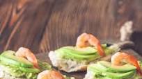 Tostadas de camarones con aguacate Tostadas de camarones con aguacate