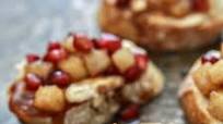Spiced Pear and Pomegranate Crostini Spiced Pear and Pomegranate Crostini