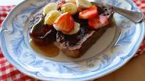 Tostadas francesas con frutas frescas Tostadas francesas con frutas frescas