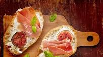 Bruschetta de presunto de parma, creamcheese e figo Bruschetta de presunto de parma, creamcheese e figo