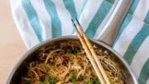 Mom's One-Pan Fried Bee Hoon with Canned Stewed Pork and Bean Sprouts Mom's One-Pan Fried Bee Hoon with Canned Stewed Pork and Bean Sprouts