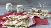 FOCACCIA SOTTILE SENZA LIEVITO con prosciutto e crescenza FOCACCIA SOTTILE SENZA LIEVITO con prosciutto e crescenza