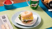 Sándwich de Jamón, Queso, Tomate y Lechuga Sándwich de Jamón, Queso, Tomate y Lechuga