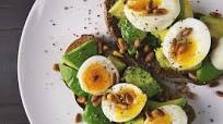 Tostadas de aguacate con huevo pochado. Receta fácil y saludable para la cena o el desayuno Tostadas de aguacate con huevo pochado. Receta fácil y saludable para la cena o el desayuno
