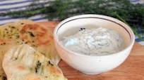 Tzatziky, salsa allo yogurt greco con cetriolo e aglio Tzatziky, salsa allo yogurt greco con cetriolo e aglio