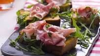 Bruschettas de pão de milho com presunto e rúcula Bruschettas de pão de milho com presunto e rúcula
