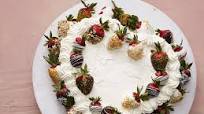 Valentine's Day Cake with Chocolate Covered Strawberries Valentine's Day Cake with Chocolate Covered Strawberries