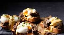 Tostas con entraña, huevo mollet y holandesa Tostas con entraña, huevo mollet y holandesa