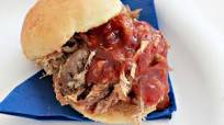 Sándwiches de Cerdo en Olla de Cocción Lenta con Salsa de BBQ Casera Sándwiches de Cerdo en Olla de Cocción Lenta con Salsa de BBQ Casera