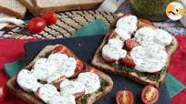 Bruschette con pesto, pomodorini e mozzarella Bruschette con pesto, pomodorini e mozzarella