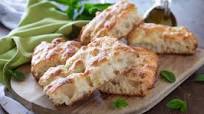 Focaccia altissima con impasto in ciotola Focaccia altissima con impasto in ciotola