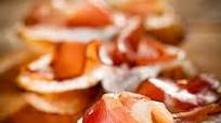 BRUSCHETTA TOMATE, JAMBON de PARME et MOZZARELLA BRUSCHETTA TOMATE, JAMBON de PARME et MOZZARELLA