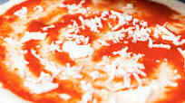 How to make Neapolitan pizza: Topping the pizza How to make Neapolitan pizza: Topping the pizza