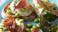 Ricotta bruschetta with beans and crispy parma ham Ricotta bruschetta with beans and crispy parma ham