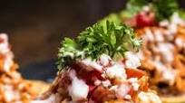 Tostadas de carne deshebrada al chipotle con crema y frijoles Tostadas de carne deshebrada al chipotle con crema y frijoles