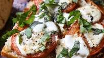Garlic Bread Margherita Pizza Recipe - (4.2/5) Garlic Bread Margherita Pizza Recipe - (4.2/5)