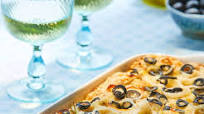 Focaccia con cebolla, aceitunas y romero Focaccia con cebolla, aceitunas y romero