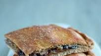 Focaccia integrale ripiena con finocchi e olive nere Focaccia integrale ripiena con finocchi e olive nere