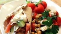 Brochette méditerranéenne sur pita Brochette méditerranéenne sur pita
