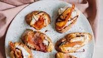 Bruschetta med gedeost og sprød skinke Bruschetta med gedeost og sprød skinke