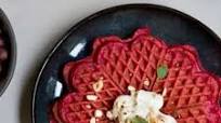 Røde vafler med krem - Beet Waffles Røde vafler med krem - Beet Waffles