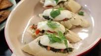 Bruschetta met mozzarella, pesto en basilicum Bruschetta met mozzarella, pesto en basilicum