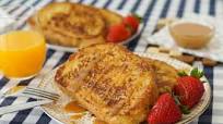 Tostadas francesas o french toast con fresas y caramelo salado Tostadas francesas o french toast con fresas y caramelo salado