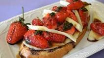Тосты с клубникой и сыром сулугуни Тосты с клубникой и сыром сулугуни
