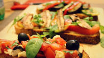 Trio de bruschette: caprese, berenjena y calabacín, sardinas y rúcula Trio de bruschette: caprese, berenjena y calabacín, sardinas y rúcula