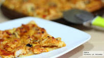 Pizza casera de pollo con salsa barbacoa y champiñones, receta sencilla Pizza casera de pollo con salsa barbacoa y champiñones, receta sencilla